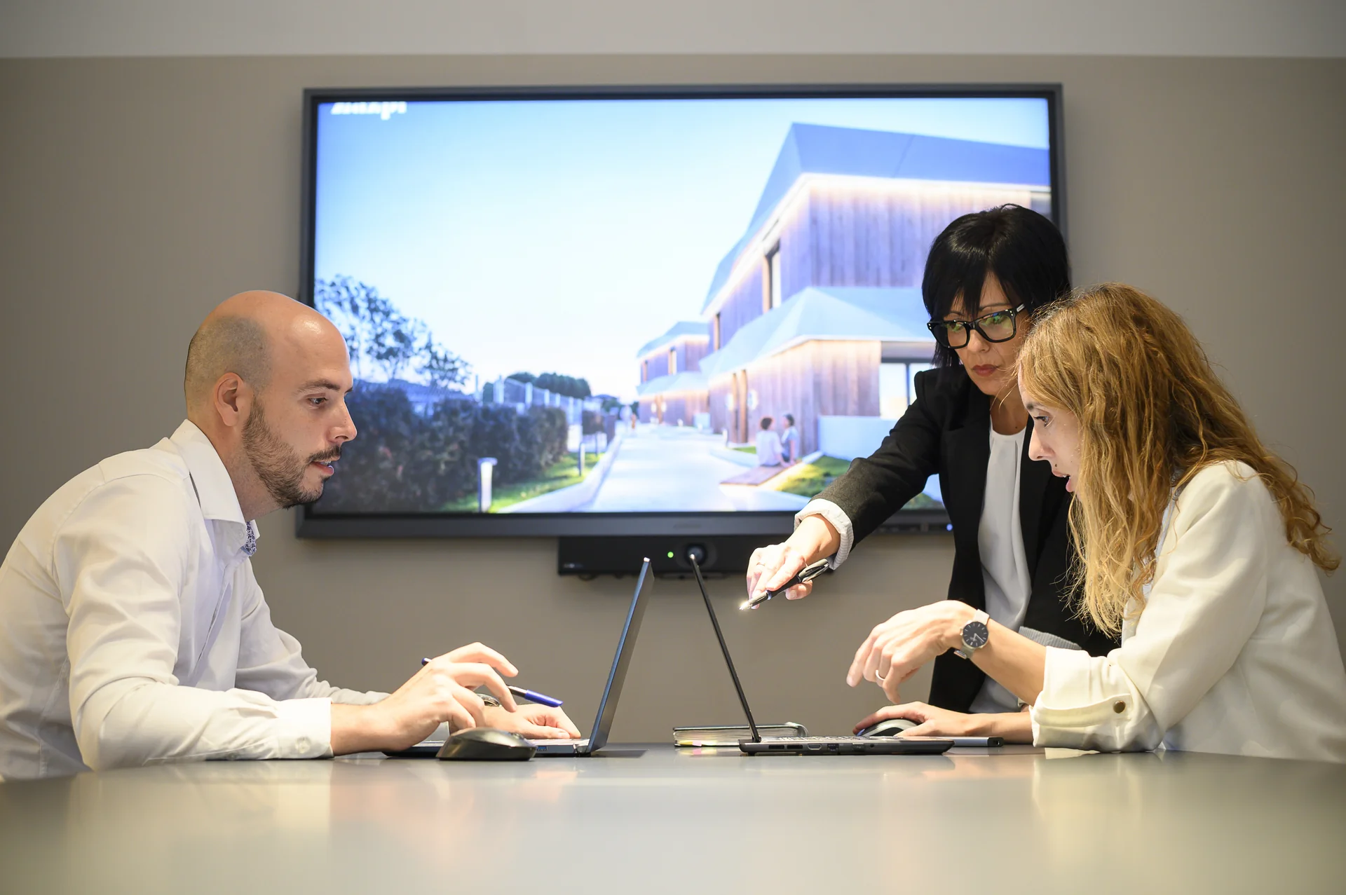 Equipo de Esparza Arquitectura trabajando