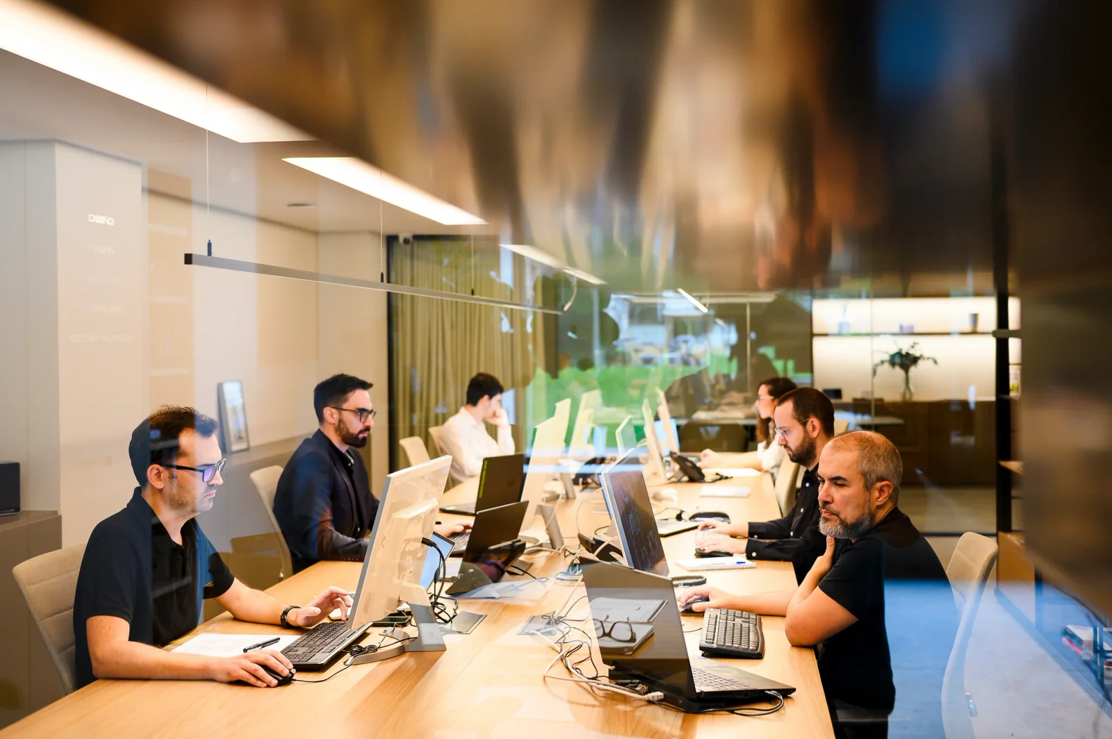 Equipo de Esparza Arquitectura trabajando con tecnología aplicada al diseño