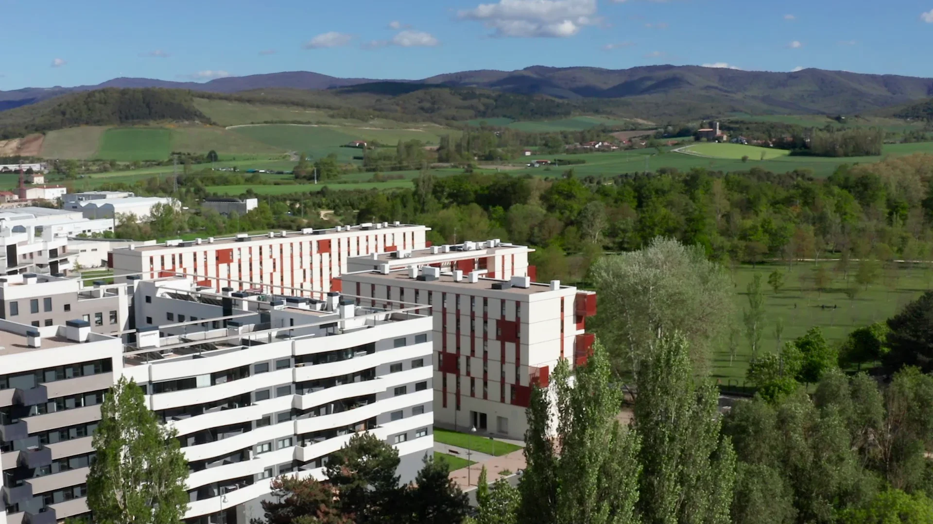 Mirador de Olarizu: vídeo aéreo de las viviendas y sus jardines en Vitoria-Gasteiz
